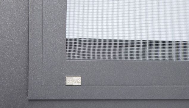 Detailaufnahme Insektenschutz an Alu-Fensterprofil