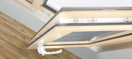 Detailansicht Flügel geöffnetes UNILUX Holz-Alu Fenster