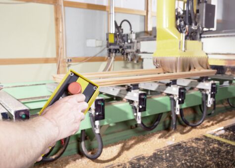 Holzverarbeitung im Werk in Samltal.