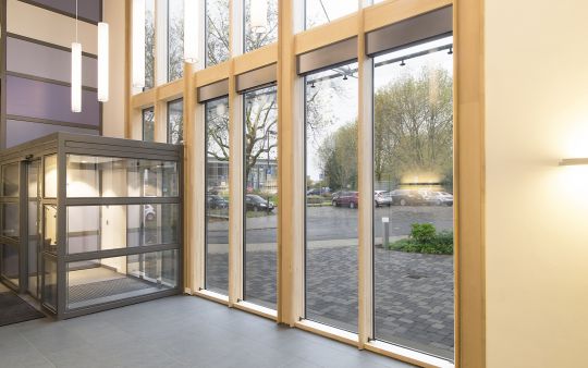 Eingangsbereich Bürogebäude mit UNILUX FineLine Pfosten-Riegel-Fassade aus Holz und Alu