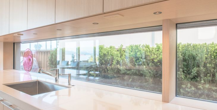 Moderne Küche mit langer schmaler Fensteröffnung