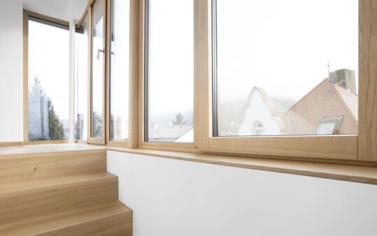 UNILUX Holz-Alu-Fenster in einem Treppenhaus