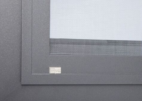 Detailaufnahme Insektenschutz an Alu-Fensterprofil