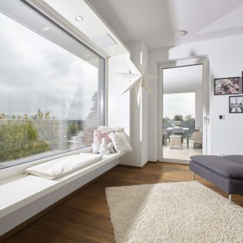 Wohnbereich mit großem Fenster und Balkontür in Weiss