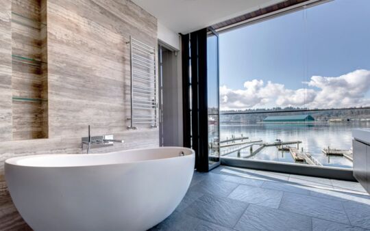 Blick aus Badezimmer mit geöffneter UNILUX Faltschiebetür Exterior