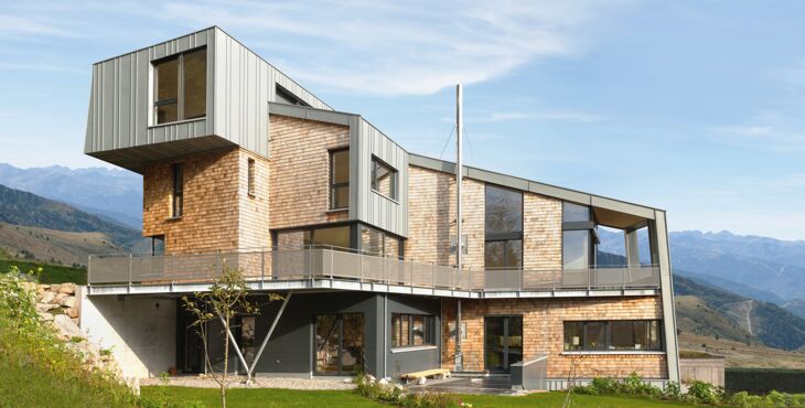 Modernes Gebäude mit UNILUX Holz-Alu Fenstern