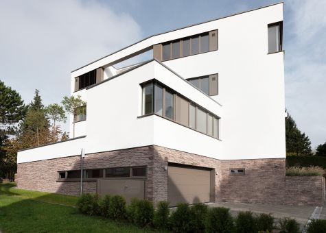 Modernes Wohnhaus mit UNILUX Holz-Alu Fenstern