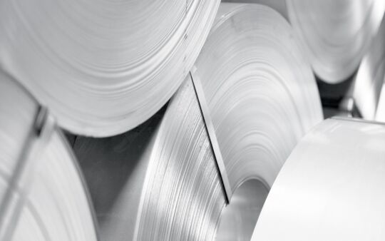 Aluminiumrollen stehen übereinander