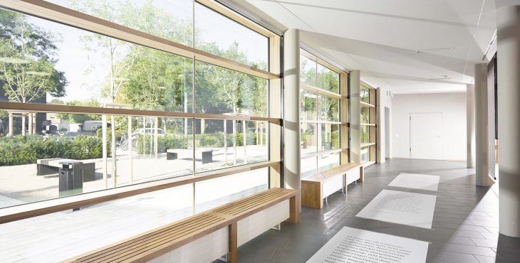 Innenansicht Schulgebäude mit UNILUX FineLine Pfosten-Riegel-Fassade aus Holz und Alu