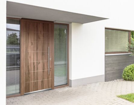 Eingangsbereich Haus mit UNILUX Holzhaustür