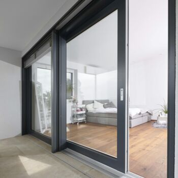 Blick von Terrasse in Schlafraum mit UNILUX Hebe-Schiebe-Element Kunststoff-Alu IsoStar