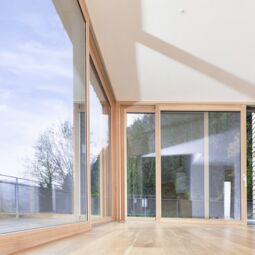 Großer Wohnraum mit UNILUX Hebe-Schiebe Anlage in Holz-Alu