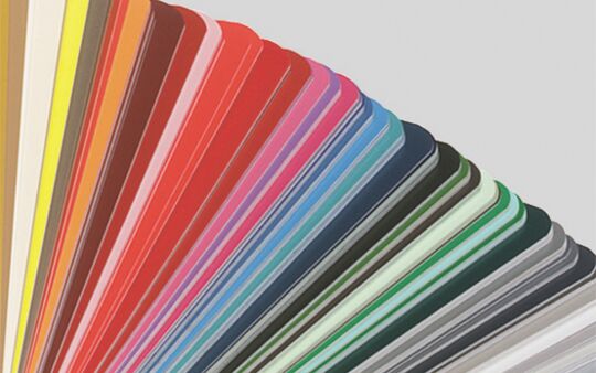 geöffneter Farbfächer mit vielen Farben