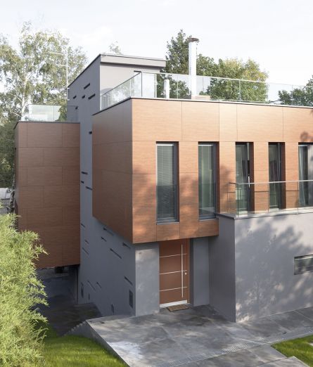 Modernes Kubus-Wohnhaus mit UNILUX Holz-Alu-Haustür