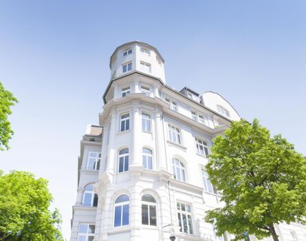Altbau von außen an einem sonnigen Tag