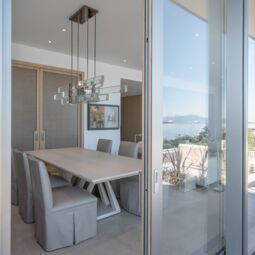 Blick in Esszimmer durch geöffnete UNILUX Holz-Alu Hebe-Schiebe Anlage