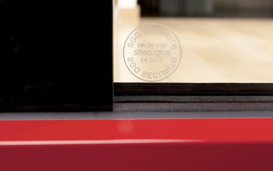 Detailansicht UNILUX Ganzglasecke OpenView mit ESG (Einscheiben-Sicherheits-Glas)-Zertifikat