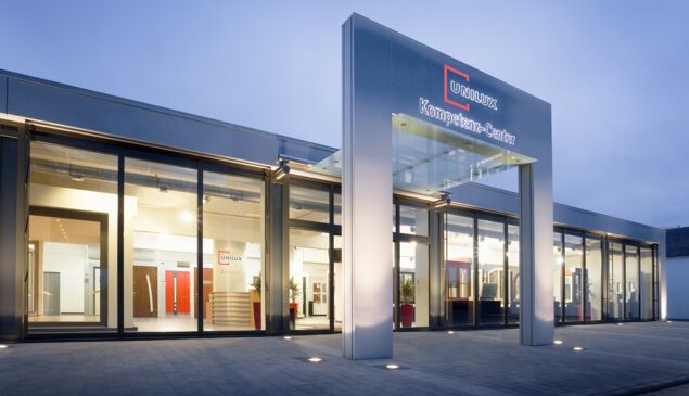 UNILUX Kompetenzcenter bei Nacht