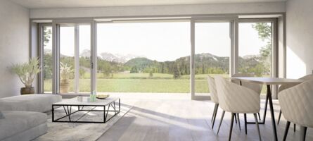 Blick aus modernem Wohnraum auf geöffnete UNILUX Kunstoff Hebe-Schiebe-Anlage IsoStar