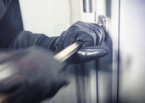 Einbrecher mit Stemmeisen an Balkontür