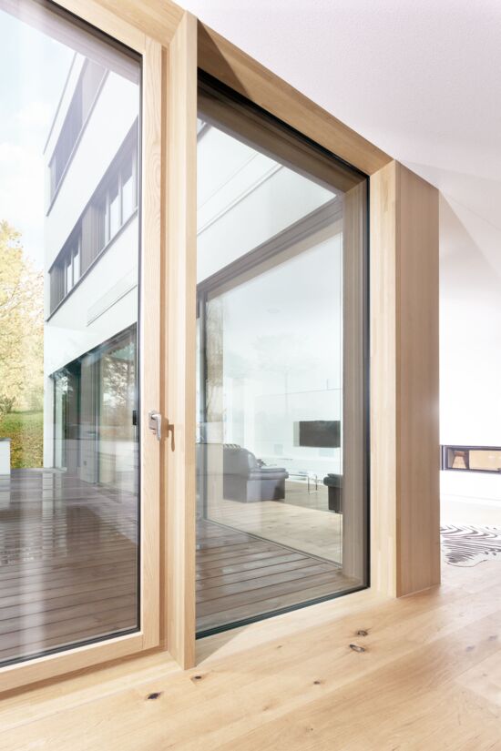 Innenansicht große Terrassentür UNILUX Jumbo Line mit Holz-Alu Profil und extra großer Glasfläche
