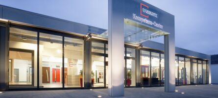 UNILUX Kompetenzcenter bei Nacht