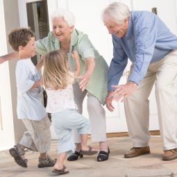 Großeltern begrüßen ihre Enkelkinder vor UNILUX Holzhaustür