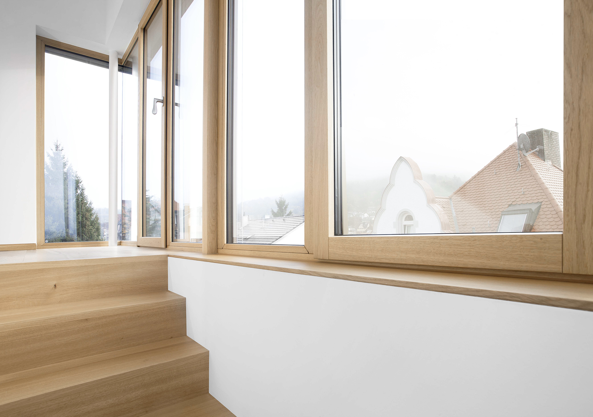 UNILUX Holz-Alu-Fenster in einem Treppenhaus