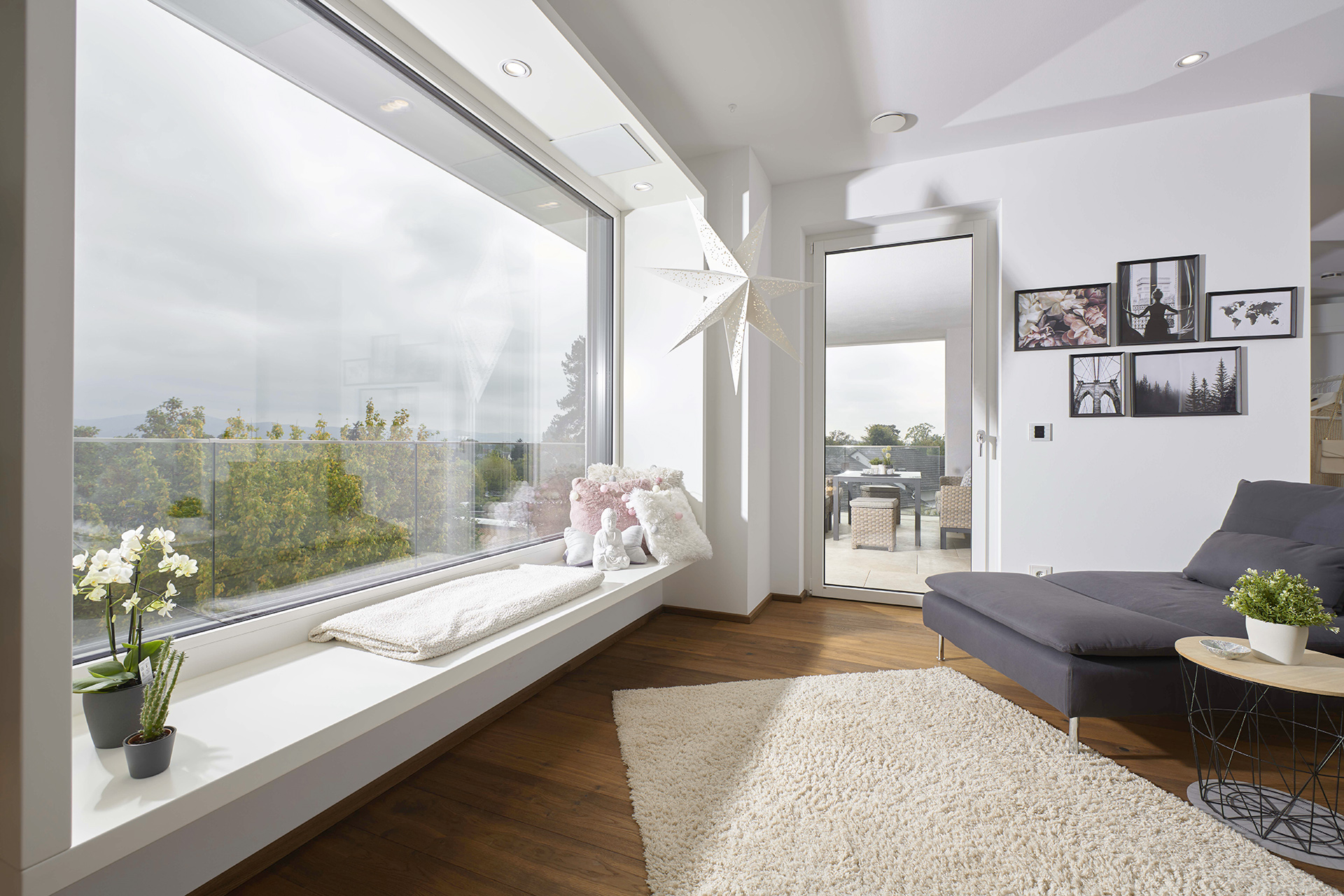 Wohnbereich mit großem Fenster und Balkontür in Weiss