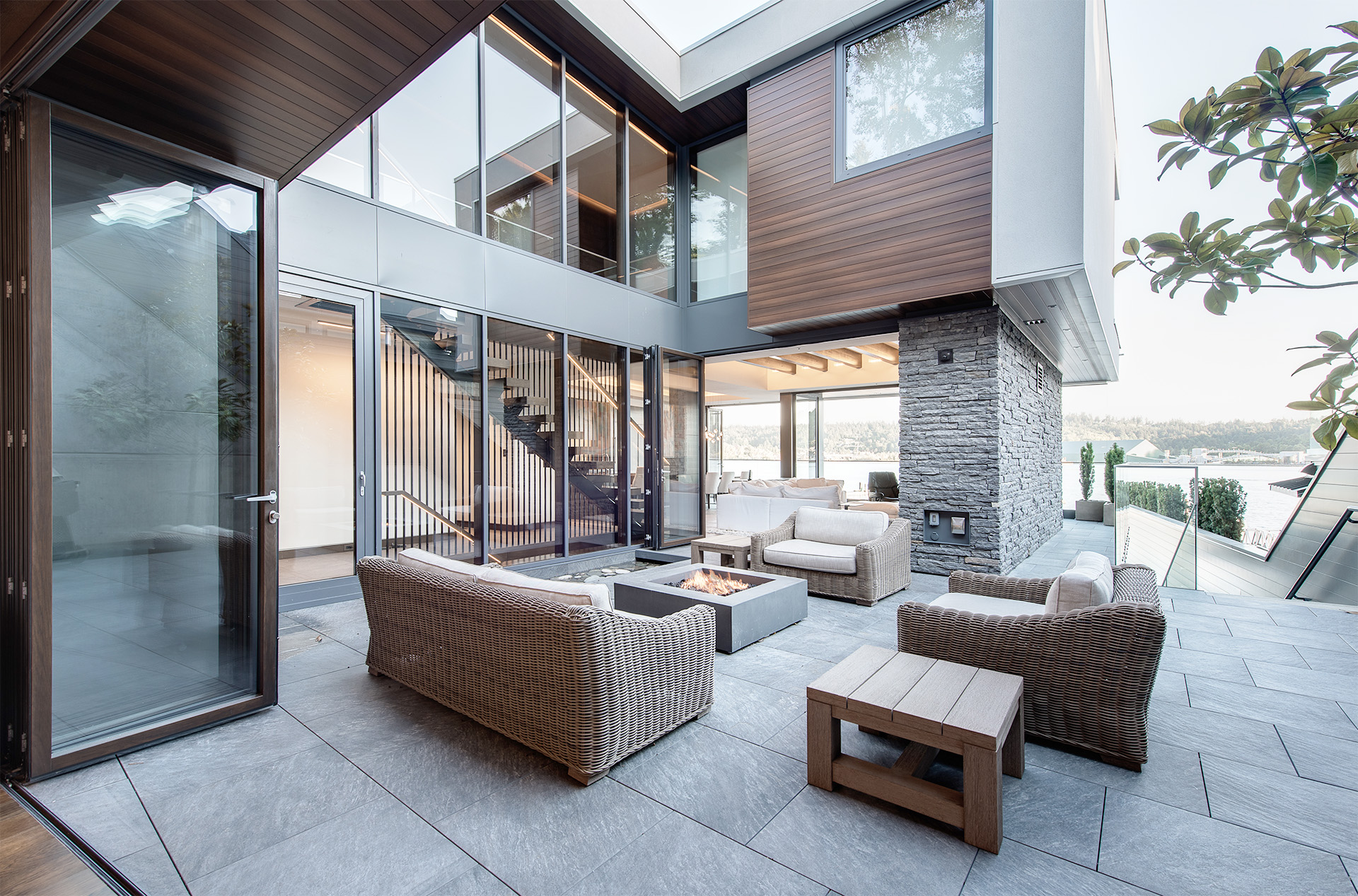 UNILUX modernes Haus mit Holz-Alu-Fenstern und geöffneter Faltschiebetür Exterior