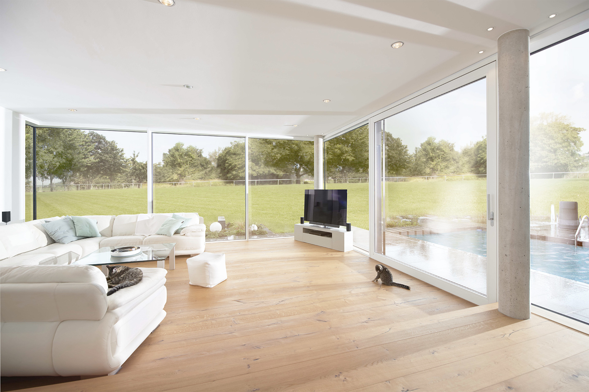 Moderner Wohnraum mit UNILUX Ganzglasecke OpenView und UNILUX Hebe-Schiebe Element